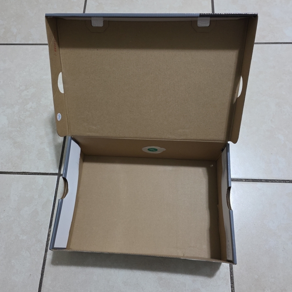 Empty Shoe Box - Picture 6 of 6